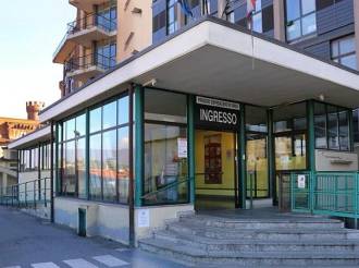 Parcheggi gratuiti per medici e infermieri dell'ospedale di Ivrea: un aiuto concreto mentre i cantieri riducono i posti auto